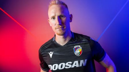 VIDEO: Opět v černém. Viktoria Plzeň představila třetí sady dresů
