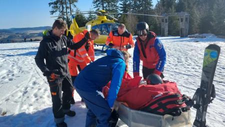 Na Špičáku se srazili dva lyžaři. Jeden skončil v péči záchranářů, po druhém pátrají policisté