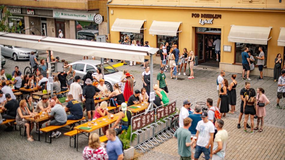 Support your lokál deejays: plzeňský Lokál Pod Divadlem již pošesté pomáhá hudbou a tancem