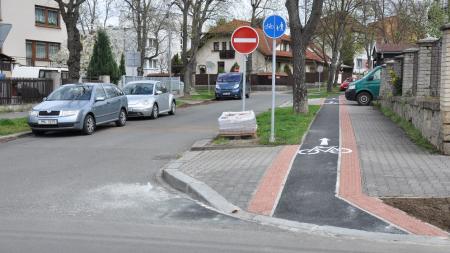 Nový chodník, stezka i prostor pro cyklisty. Dvě ulice na Doubravce prošly proměnou