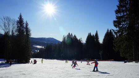 Šumavský Špičák nabízí na pololetní prázdniny i první týden jarních stále šest kilometrů sjezdovek