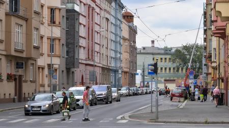 Vozovku a chodníky v Dobrovského ulici čeká oprava