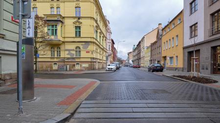 Ulice na Jižním Předměstí už je opravená, má novou vozovku i chodníky