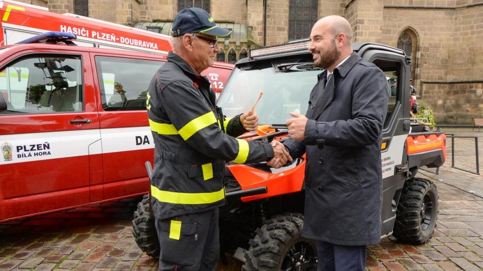 Dobrovolní hasiči z Bílé Hory a Doubravky obdrželi novou zásahovou techniku