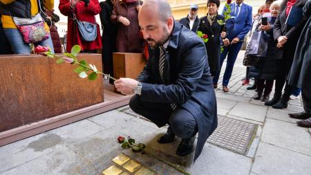 V Plzni přibyly další kameny zmizelých. Město si připomíná památku devětadvaceti obětí holokaustu