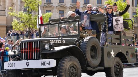 Plzní projel Konvoj svobody, přehlídku vojenské techniky viděly desetitisíce lidí