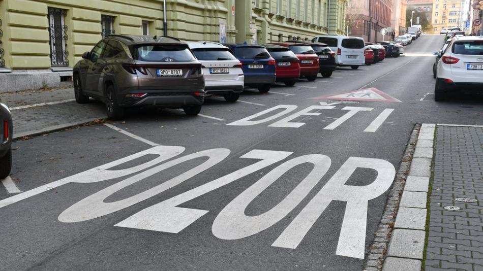 Plzeň obnovuje vodorovné značení ve městě