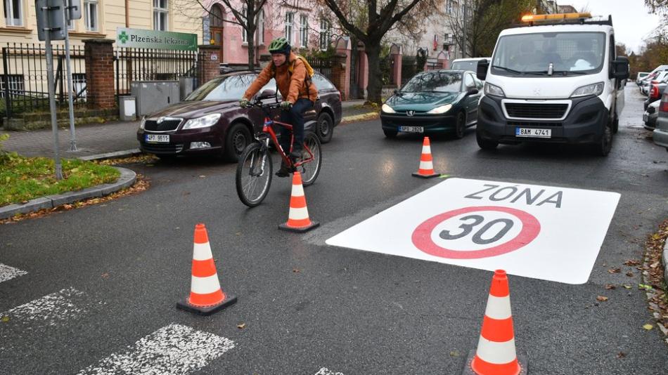 Radnice chce zklidnit dopravu. Na Borech vznikla zóna, kde se může jezdit pouze nižší rychlostí