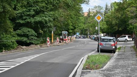 Karlovy Vary opravují část chodníku v Bezručově ulici