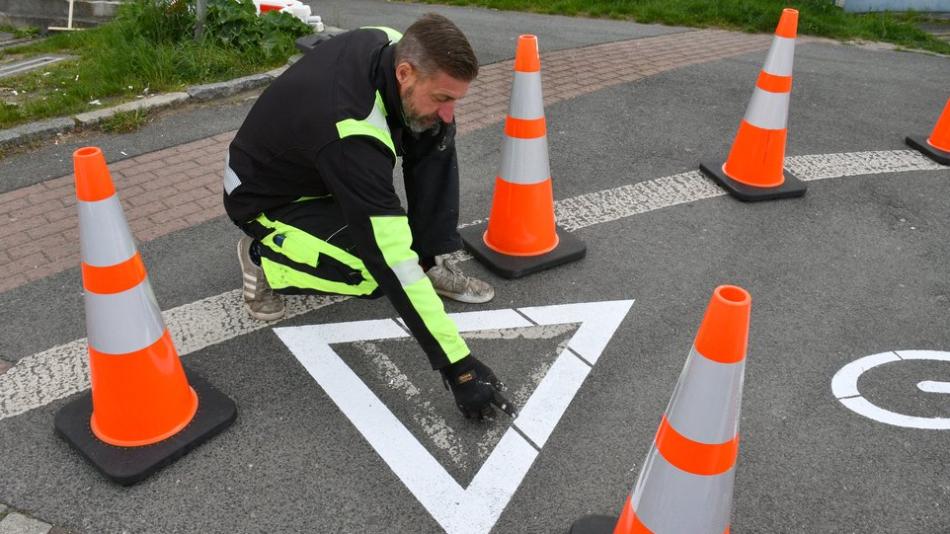 Plzeň obnovuje vodorovné značení na stezkách, spotřebuje na to více než 5,5 tuny barvy