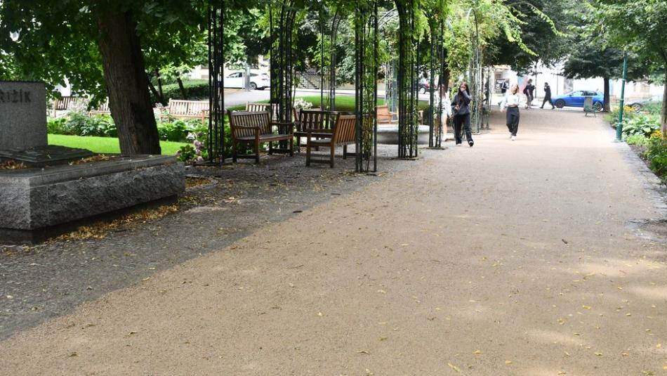 Parkové cesty v Křižíkových sadech mají nový kvalitnější povrch