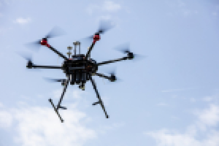 dron s autonomními požárními senzorovými jednotkami