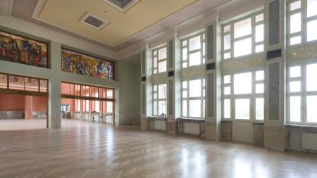 Dům kultury Ostrov po sedmdesáti letech znovu zazáří. Slavnostně se otevře v říjnu