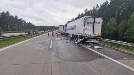 Aktualizováno: Nehoda dvou kamionů uzavřela dálnici D5 ve směru na Rozvadov