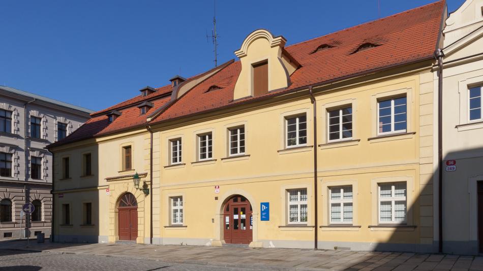 Filozofická fakulta v Plzni slaví čtvrt století, vrací se výuka angličtiny