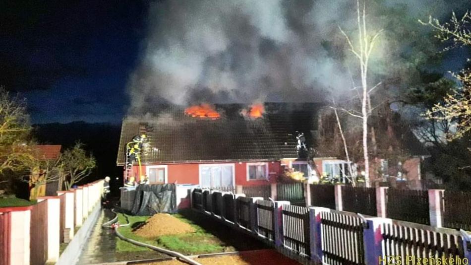 Blesk zapálil rodinný dům na Rokycansku!