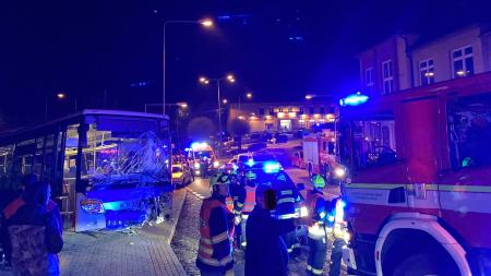 Ve Šťáhlavech došlo k vážné nehodě autobusu a osobního vozidla, zraněných je několik osob