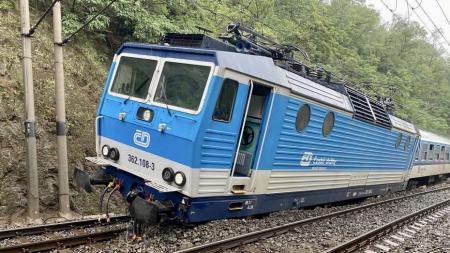 Ranní vlak do Prahy zastavily kameny na trati