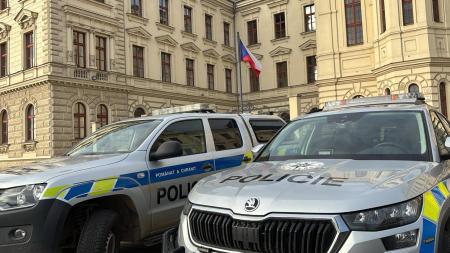 Policie evakuuje budovu soudu. Anonym tam nahlásil uložení bomby!