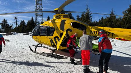 Na Klínovci se srazili lyžaři: Starší muž má poranění hlavy, chlapce transportoval vrtulník