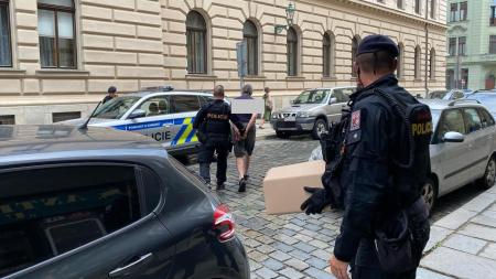 Policisté v centru Plzně dopadli muže, který vyhrožoval vystřílením státních institucí!