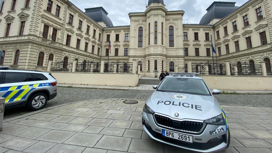 Bombový anonym vyklidil soudy v Plzni