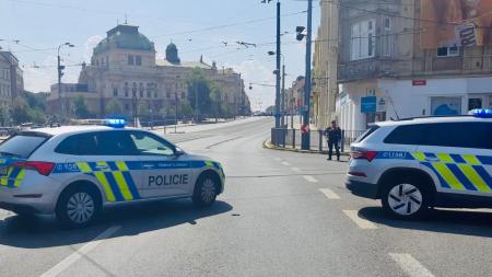 Aktualizováno: Podezřelý kufr u synagogy spustil velké manévry. Výbušný systém v něm nebyl