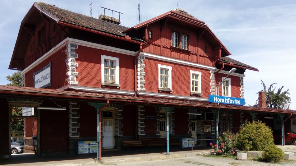 V Horažďovicích mají opravenou železniční stanici i její okolí