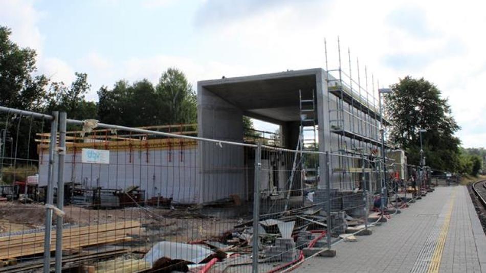 Výstavba nové nádražní budovy v Aši pokračuje, hotová by měla být do konce roku