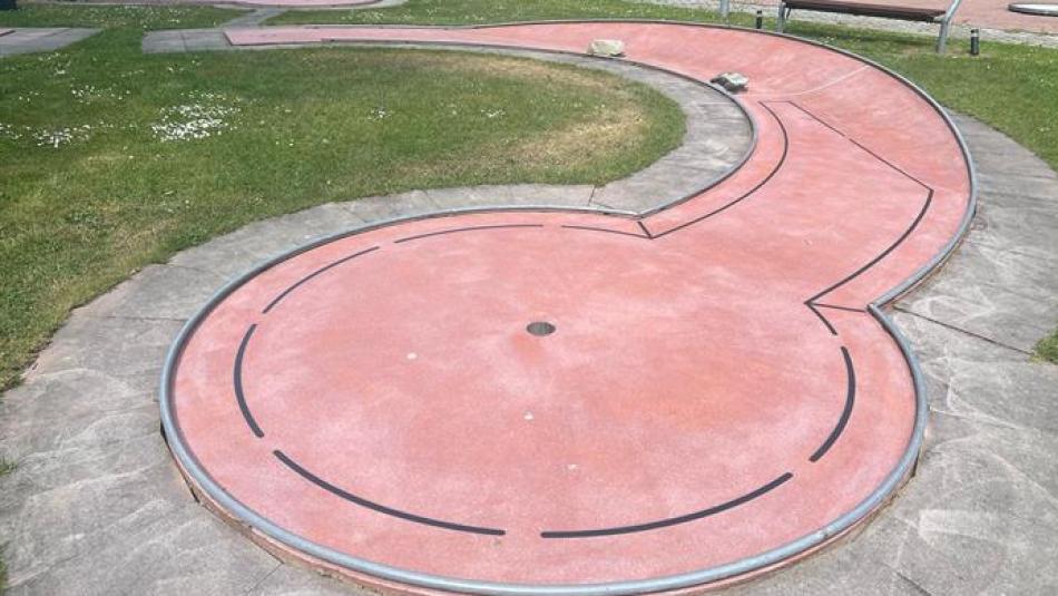Betonové minigolfové dráhy v Chebu jsou konečně opraveny
