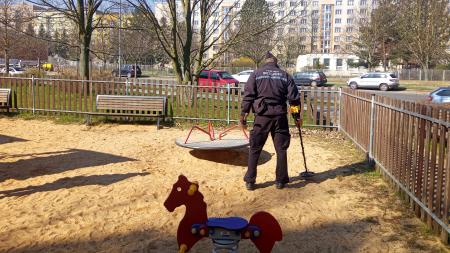 Dětská hřiště obsadili strážníci s detektory kovu