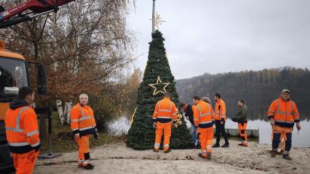 Hladinu Borské přehrady rozzáří vánoční stromeček