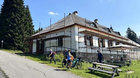 Startuje rekonstrukce šumavské hájovny Březník. Potřebuje novou střechu