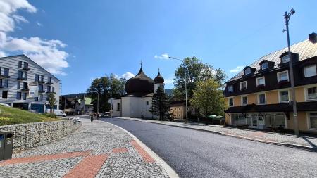 Měsíce objížděk skončily. V Železné Rudě už slouží řidičům zrekonstruovaný průtah městem