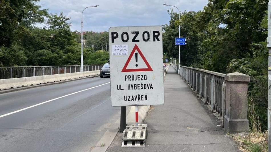 Pro řidiče projíždějící Karlovými Vary začínají komplikace. Opravy uzavřou průtah městem