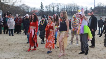 Karneval otužilců oživil v neděli pláž Velkého boleveckého rybníka
