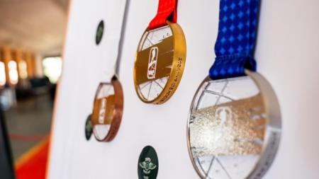 Depo Moto Art v Plzni nabízí unikátní možnost vidět medaile, o které se hraje na mistrovství světa v hokeji