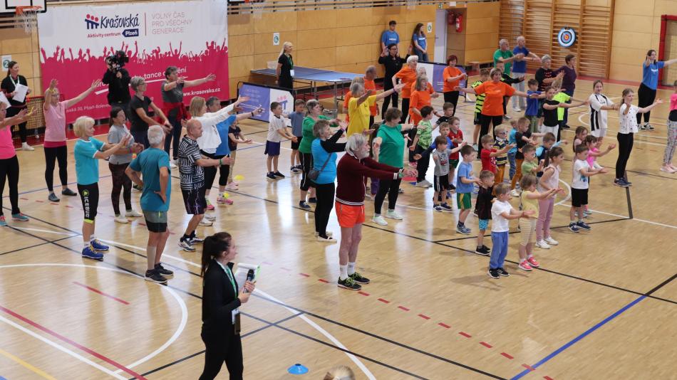 Sportovní hry pro seniory odstartovaly děti ze školky