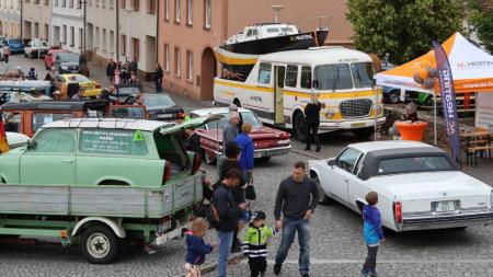 Autobus s lodí i auto se zvuky tramvaje mohli v sobotu obdivovat lidé v Černošíně