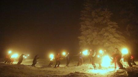 Legendární jízda s pochodněmi se pojede. Členové horské služby zdolají nejprudší sjezdovku na lyžích