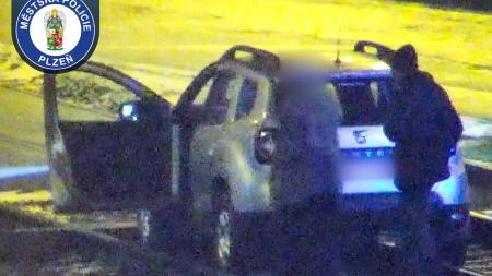 Opilý senior uvízl s autem v kolejišti