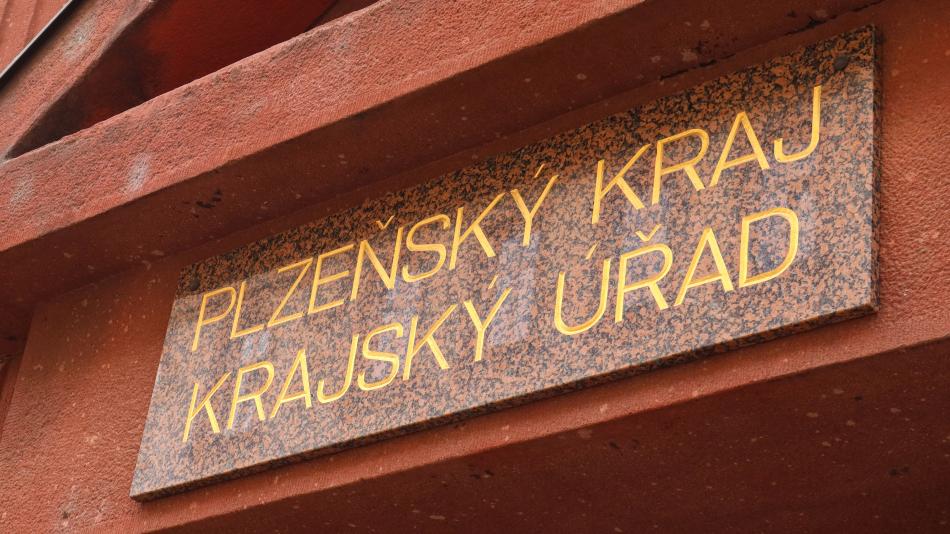 Radní Plzeňského kraje odvolali šéfa kulturního centra, kde zasahovala policie