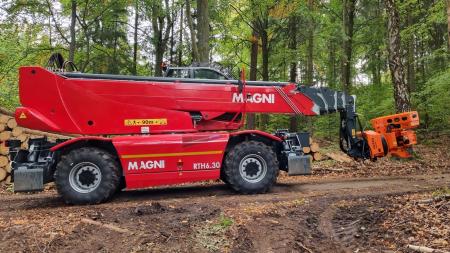 Bezpečné kácení stromů v Karlových Varech zajišťuje stroj za 10 milionů korun