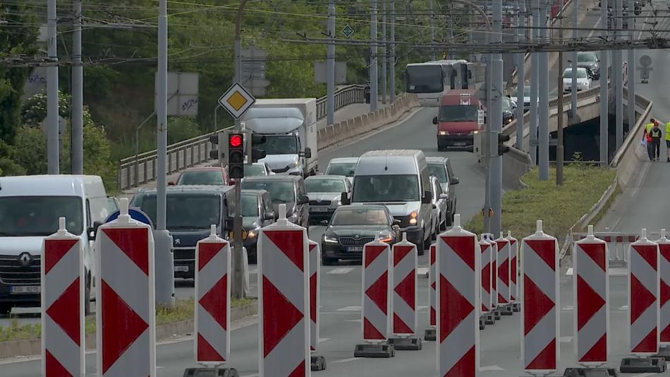 VIDEO: V Plzni začalo dopravní peklo. Oprava mostu Milénia ucpala centrum města.