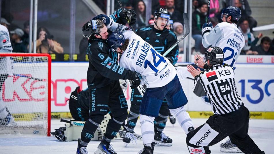 Západočeské derby zvládly lépe Karlovy Vary, Plzeň přišla kromě bodů i o útočníka Filipa
