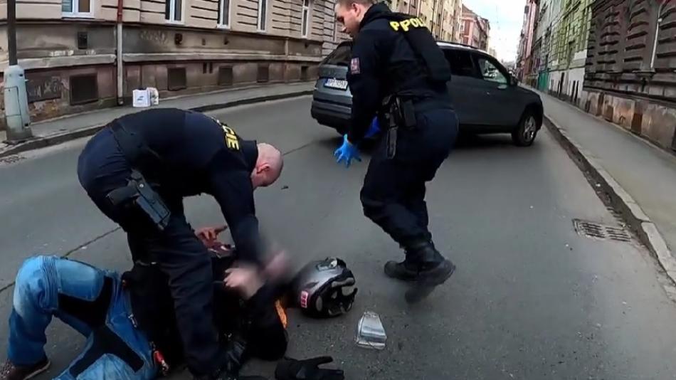 VIDEO: Zraněnému motorkáři poskytl první pomoc policejní psovod s hlídkou speciální pořádkové jednotky!