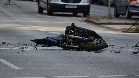 Na sjezdu u OC Olympia havaroval motorkář, spolujezdkyně na místě zemřela