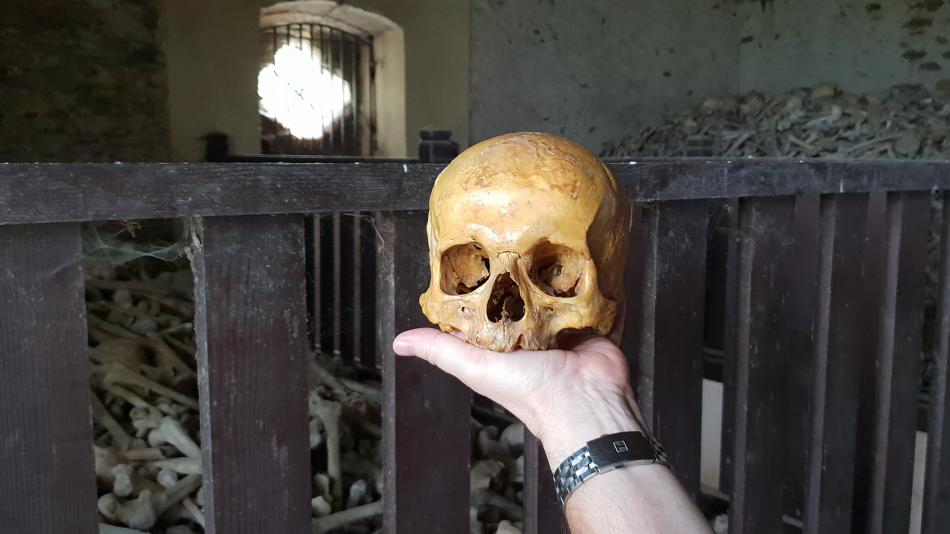 Do kostnice šumavského kostela na Mouřenci se po 35 letech vrátila jedna z lebek