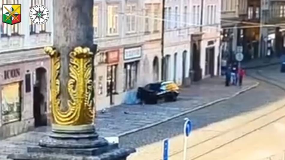 VIDEO: Mladý řidič si zkusil driftovat s autem na náměstí v Plzni. Přejel chodník a narazil do domu