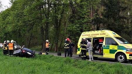 Řidič (50) na Plzeňsku narazil s autem do stromu. Nehodu nepřežil!